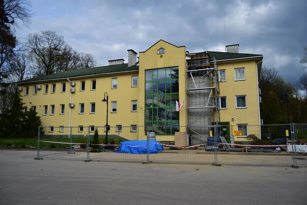 Trwa remont w budynku Urzędu Gminy Dzikowiec. To będzie spore ułatwienie dla mieszkańców [ZDJĘCIA] - Zdjęcie główne