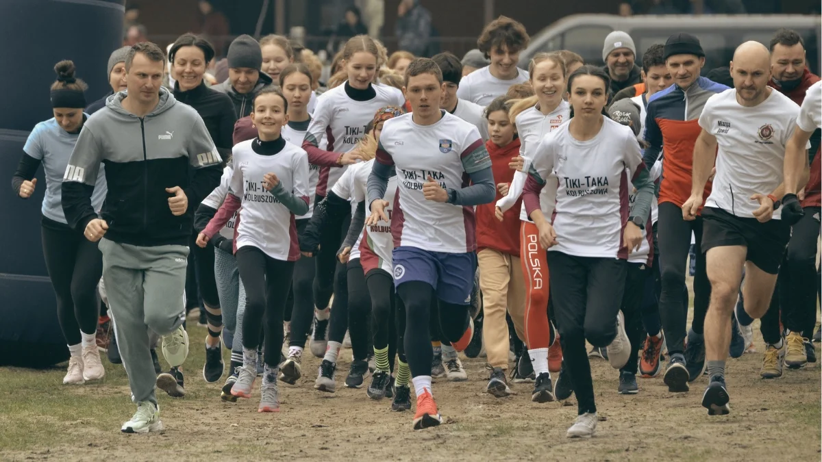 Pierwszy w historii Kolbuszowej bieg "Tropem Wilczym" za nami. Kilkuset biegaczy na miejskim stadionie [ZDJĘCIA] - Zdjęcie główne