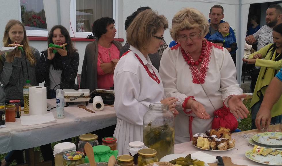 Gmina Majdan Królewski. W Hucie Komorowskiej odbyła się biesiada świętojańska. Swoimi umiejętnościami pochwaliło się KGW "Dworzanki"  - Zdjęcie główne