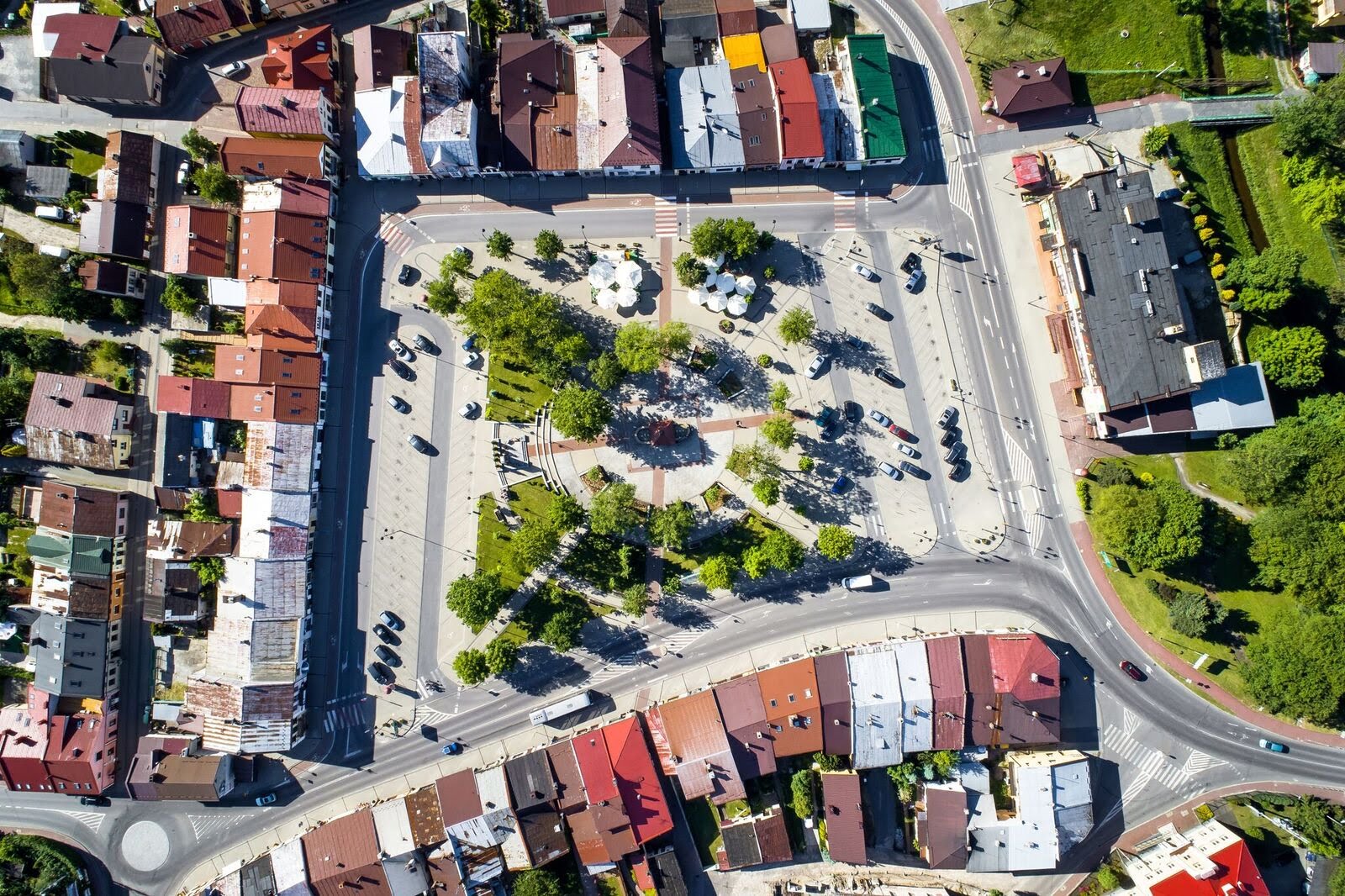 Ogródki piwne wrócą na rynek w Kolbuszowej. Gmina czeka na oferty z pastelowymi parasolami - Zdjęcie główne