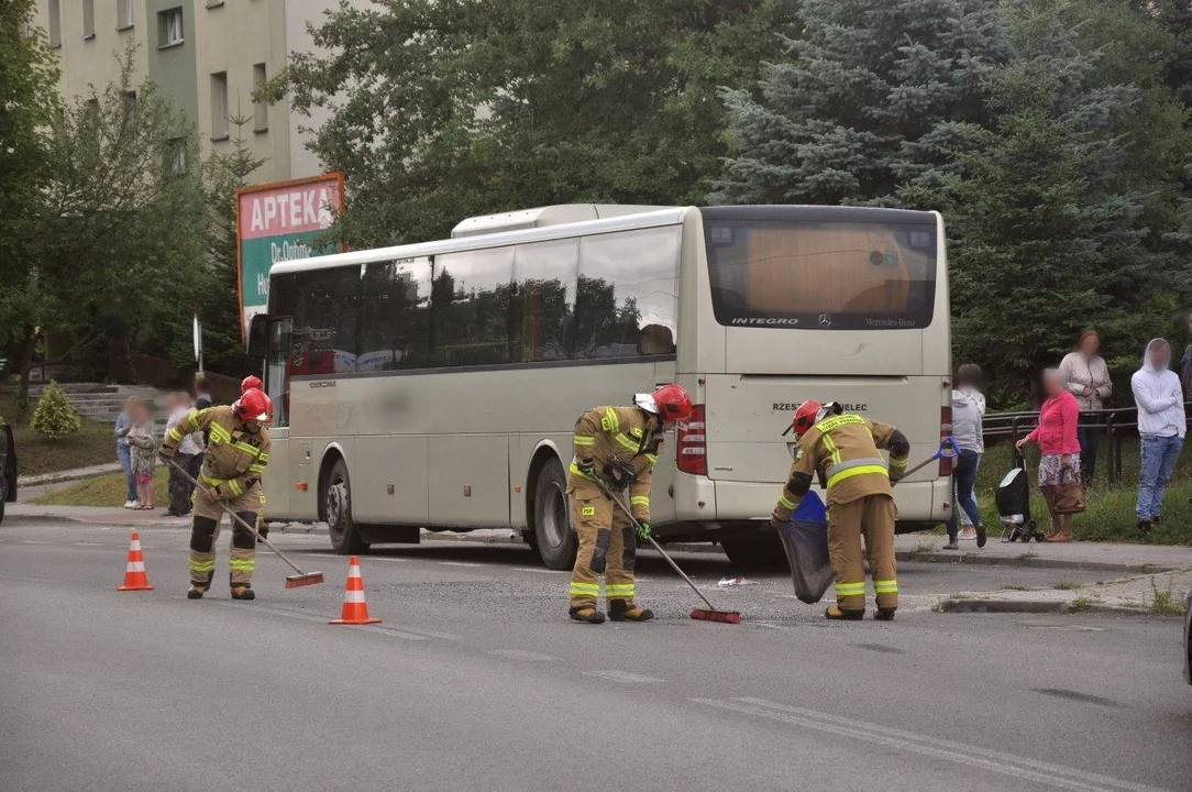 Zderzenie autobusu z osobówką na ulicy Tyszkiewiczów w Kolbuszowej [ZDJĘCIA] - Zdjęcie główne