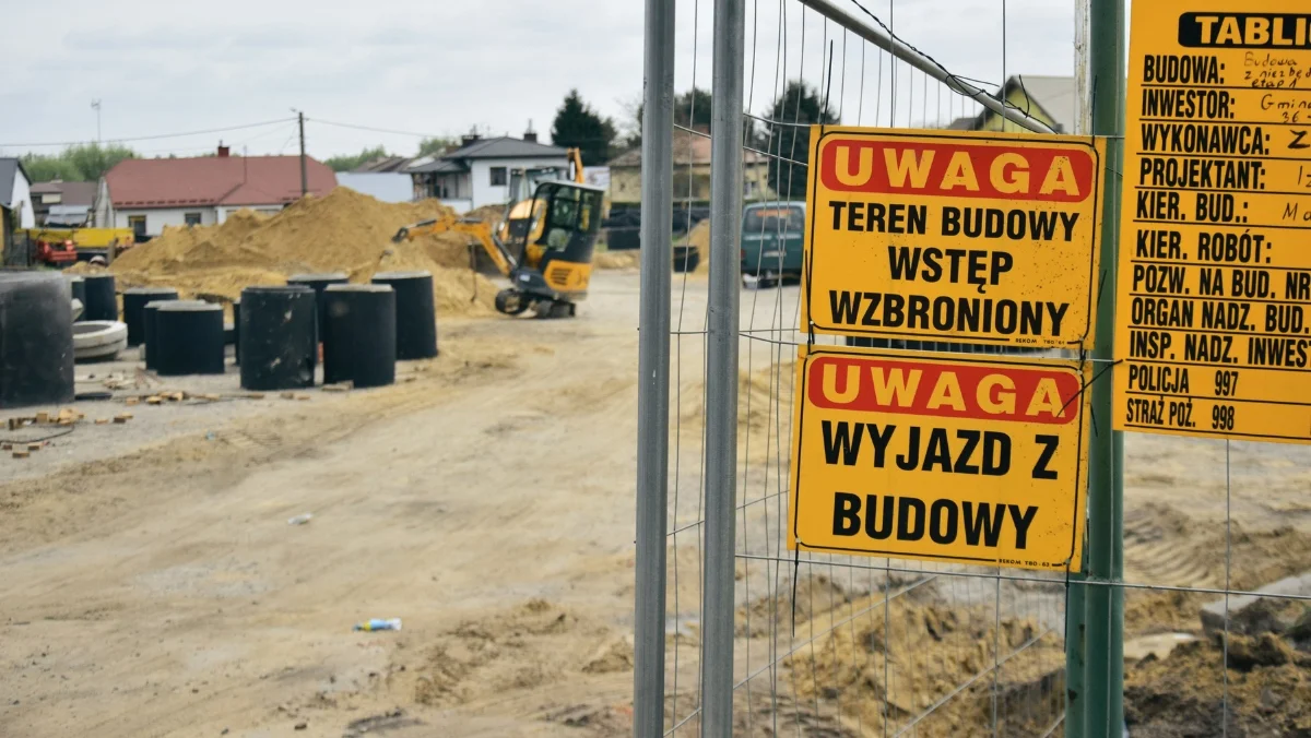 Trwa remont targowiska przy ul. Wolskiej w Kolbuszowej. Tak wygląda plac budowy [ZDJĘCIA] - Zdjęcie główne