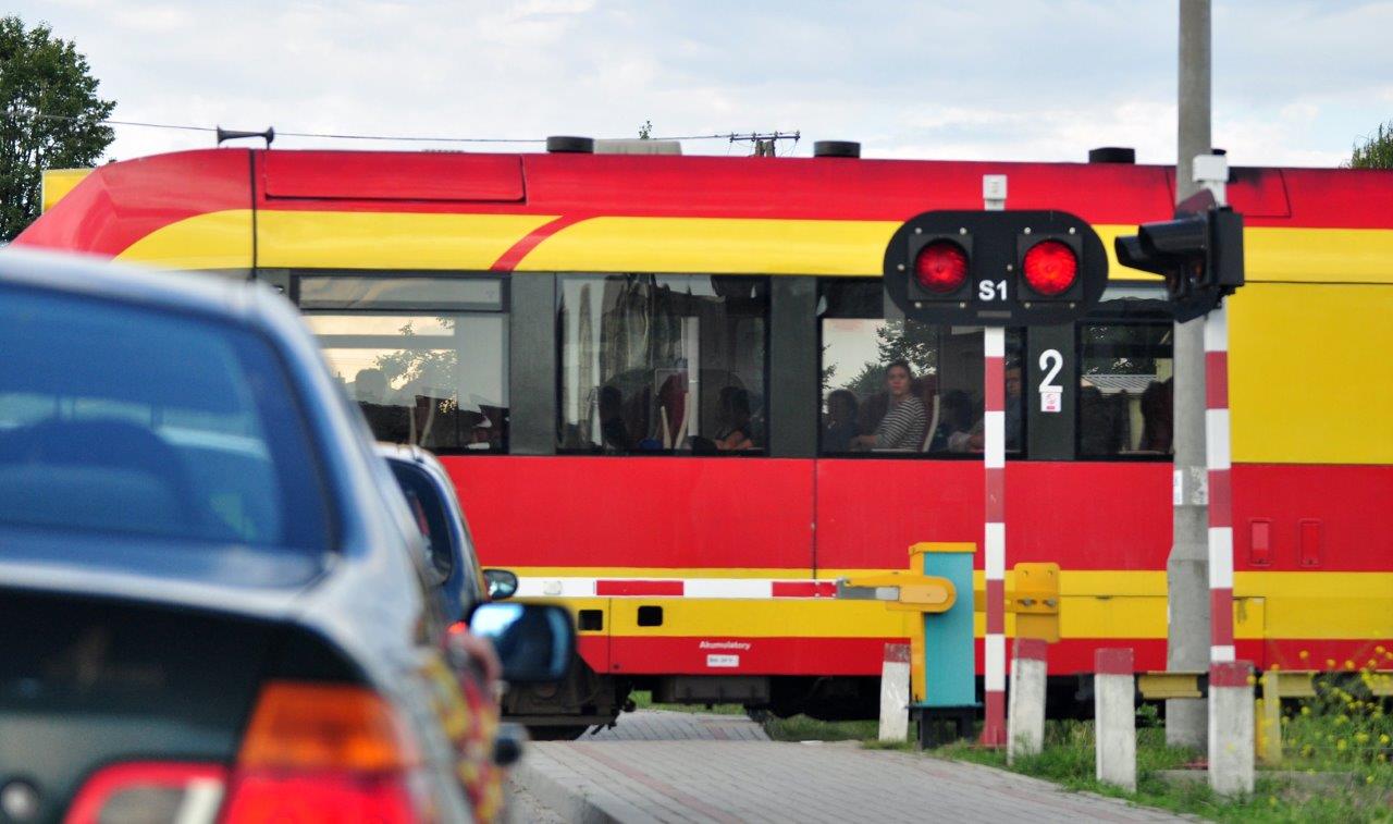 Jak zachować się kiedy wjedziesz za rogatki? Podpowiada m.in. ratownik medyczny i kierowca karetki z Kolbuszowej - Zdjęcie główne