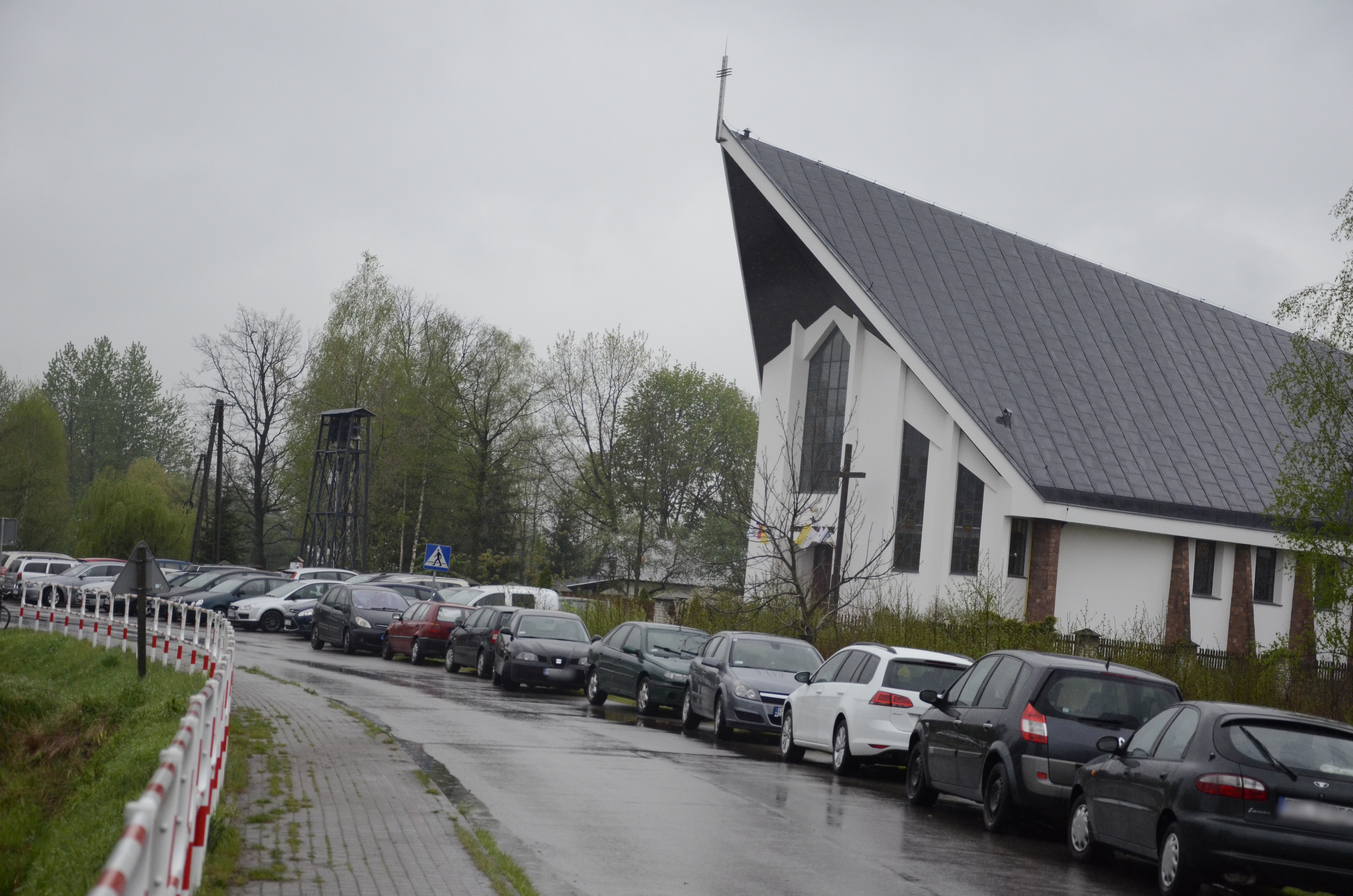 Parking przy kościele w Mechowcu okazuje się zbyt mały. Jeden z radnych zaproponował rozwiązanie problemu - Zdjęcie główne