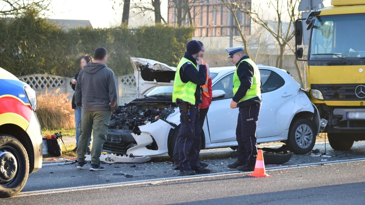 Wypadek w Kolbuszowej Górnej. Zderzenie ciężarówki, auta osobowego i busa [ZDJĘCIA] - Zdjęcie główne