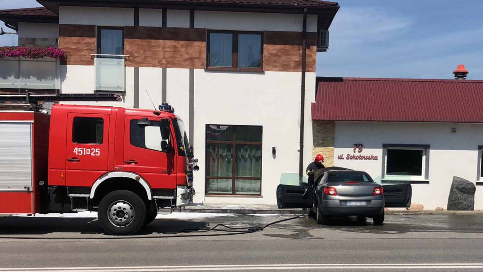 Pożar samochodu na jednej z ulic w Kolbuszowej [ZDJĘCIA] - Zdjęcie główne