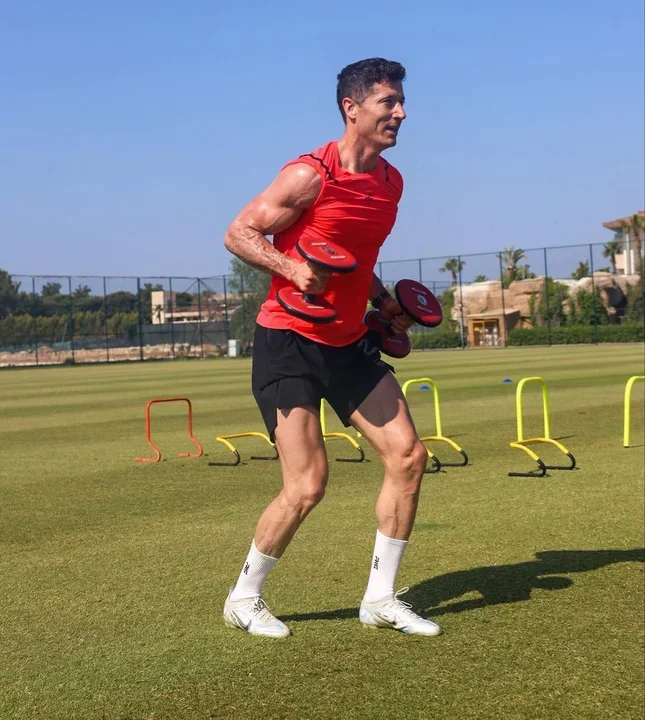 Robert Lewandowski, 34-latek, urodzony w Warszawie. Piłkarz występuje na pozycji napastnika w niemieckim klubie Bayern Monachium (przymierzany jest do czołowych klubów hiszpańskich) oraz w reprezentacji Polski, której jest kapitanem.  Uważany za jednego z najlepszych piłkarzy obecnych czasów na świecie i jednego z najlepszych środkowych napastników w historii piłki nożnej. Zdobywca ponad 600 goli w seniorskich rozgrywkach klubowych i reprezentacyjnych.