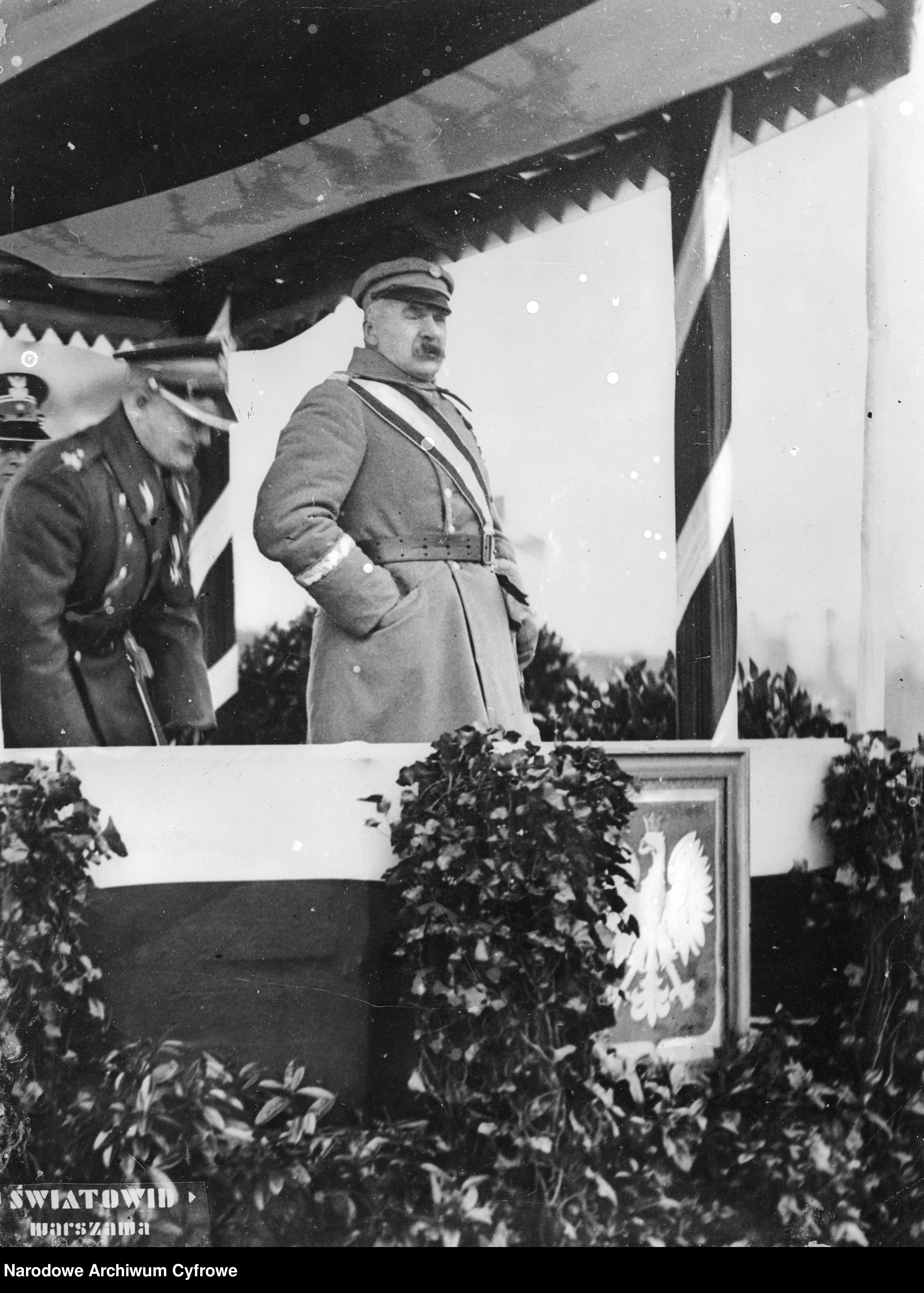 11 listopada 1926, Warszawa - Marszałek Józef Piłsudski odbiera defiladą wojska 