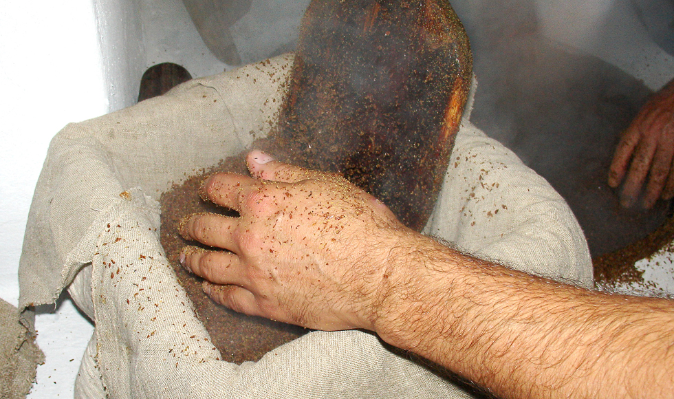 „Przy sobocie o robocie” – pokaz tłoczenia oleju w skansenie w Kolbuszowej  - Zdjęcie główne