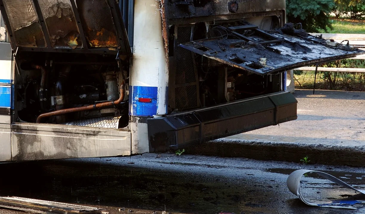 Pożar na terenie skansenu w Kolbuszowej. Zapalił się autokar ekipy filmowej [ZDJĘCIE] - Zdjęcie główne