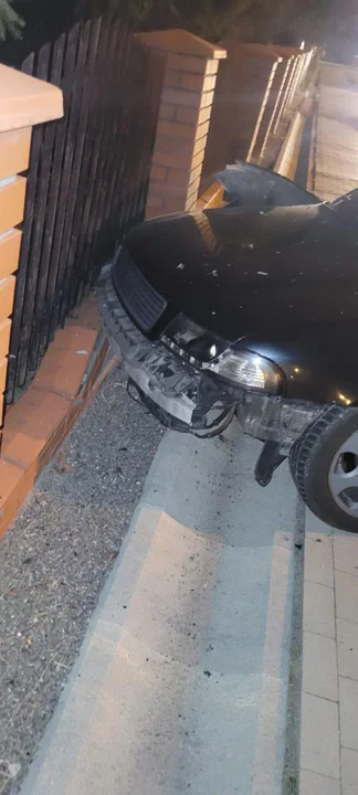 Nietrzeźwy kierowca wjechał w ogrodzenie w Komorowie.