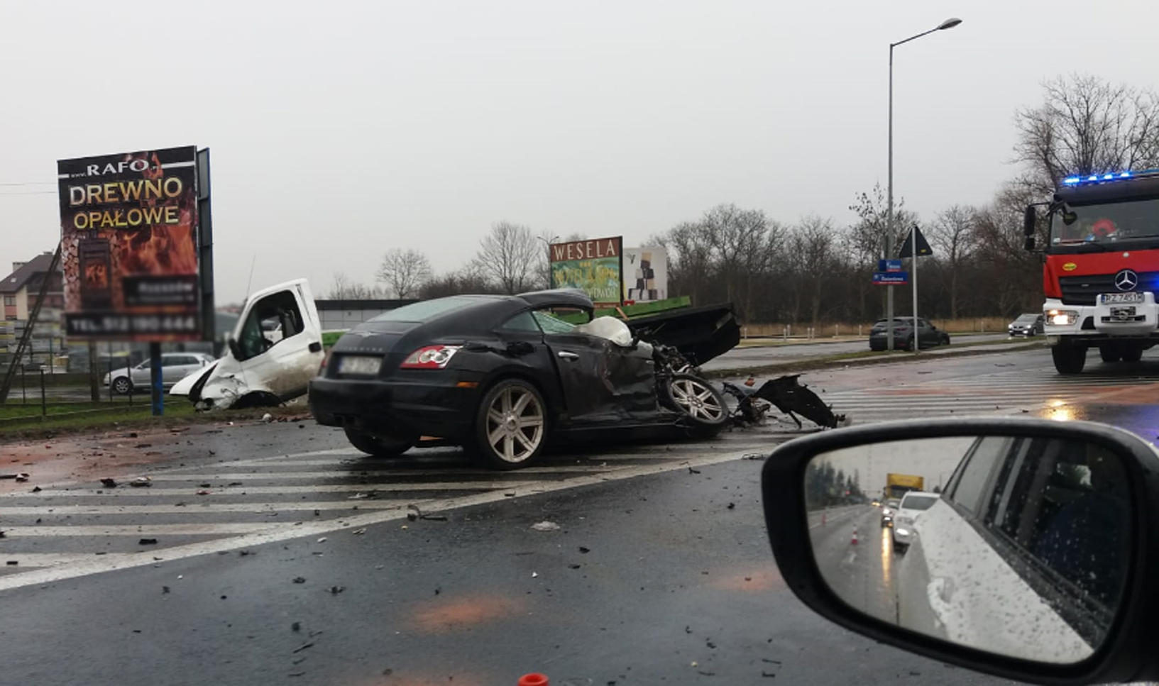 RZESZÓW. Wypadek na wjeździe od strony Kolbuszowej. Roztrzaskana osobówka na Warszawskiej - Zdjęcie główne