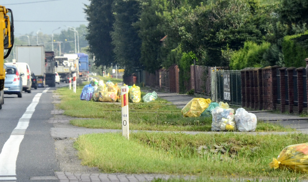 Worki na odpady przyniosą mieszkańcom do domów - Zdjęcie główne