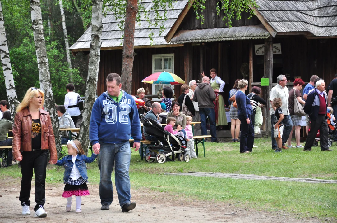 Ponad 2 tysiące osób w skansenie na prezentacjach twórczości ludowej w Kolbuszowej. Zobacz zdjęcia z 2012 roku - Zdjęcie główne