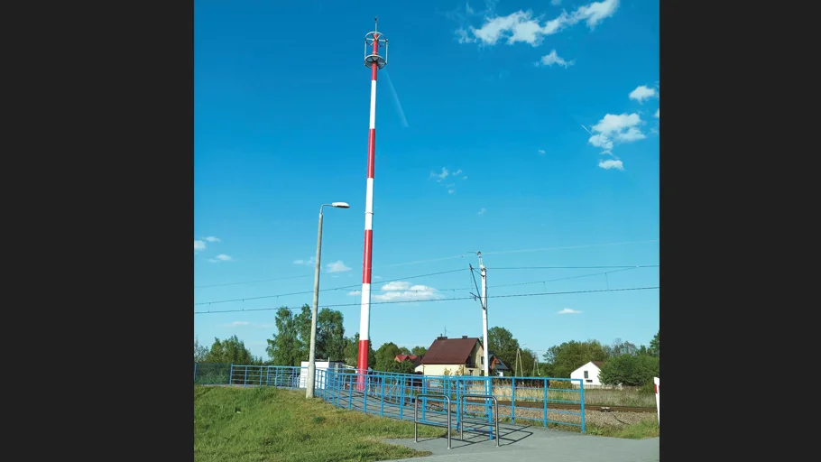 Tajemnicza wieża obok przystanku kolejowego w Cmolasie. Wyjaśniamy do czego służy - Zdjęcie główne