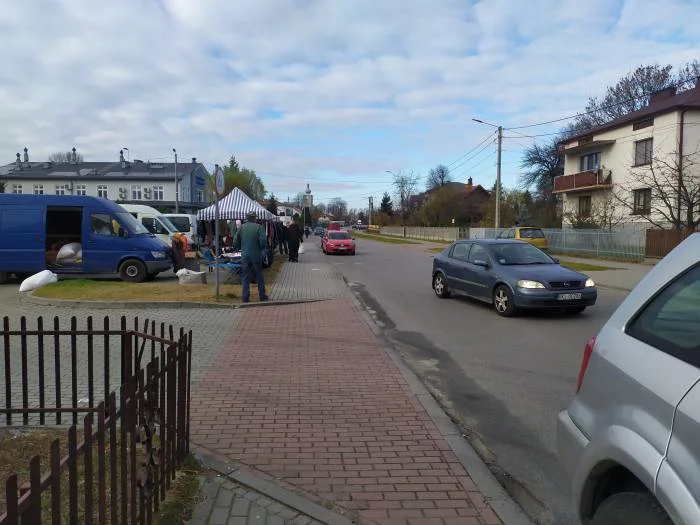 Przy targu w Cmolasie nie ma jak zaparkować i ciężko przejechać. Radni mają pomysł  - Zdjęcie główne