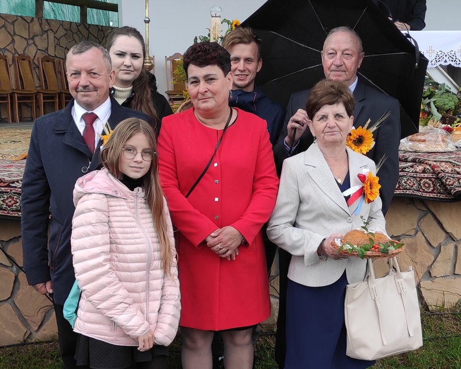 Na zdjęciu od lewej góra: Dagmara Pogoda (żona Szczepana), Szczepan Pogoda (wnuczek) Franciszek Haptaś (zięć). Od lewej dół: Zygmunt Pogoda (syn), Renata Pogoda (synowa), Anna Haptaś z domu Pogoda (córka). Najniżej : Julia Bernard (prawnuczka) 