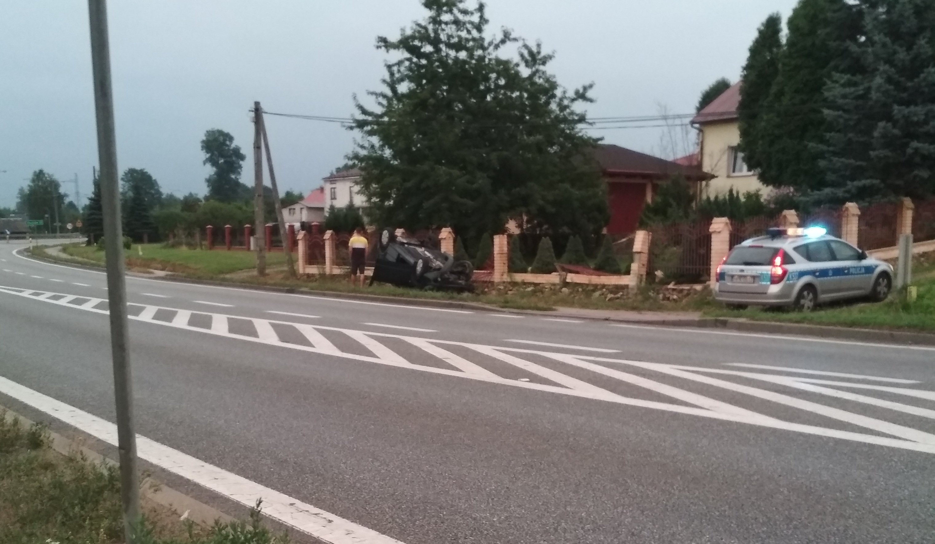 Widełka. Kierowca stracił panowanie nad samochodem i dachował  - Zdjęcie główne