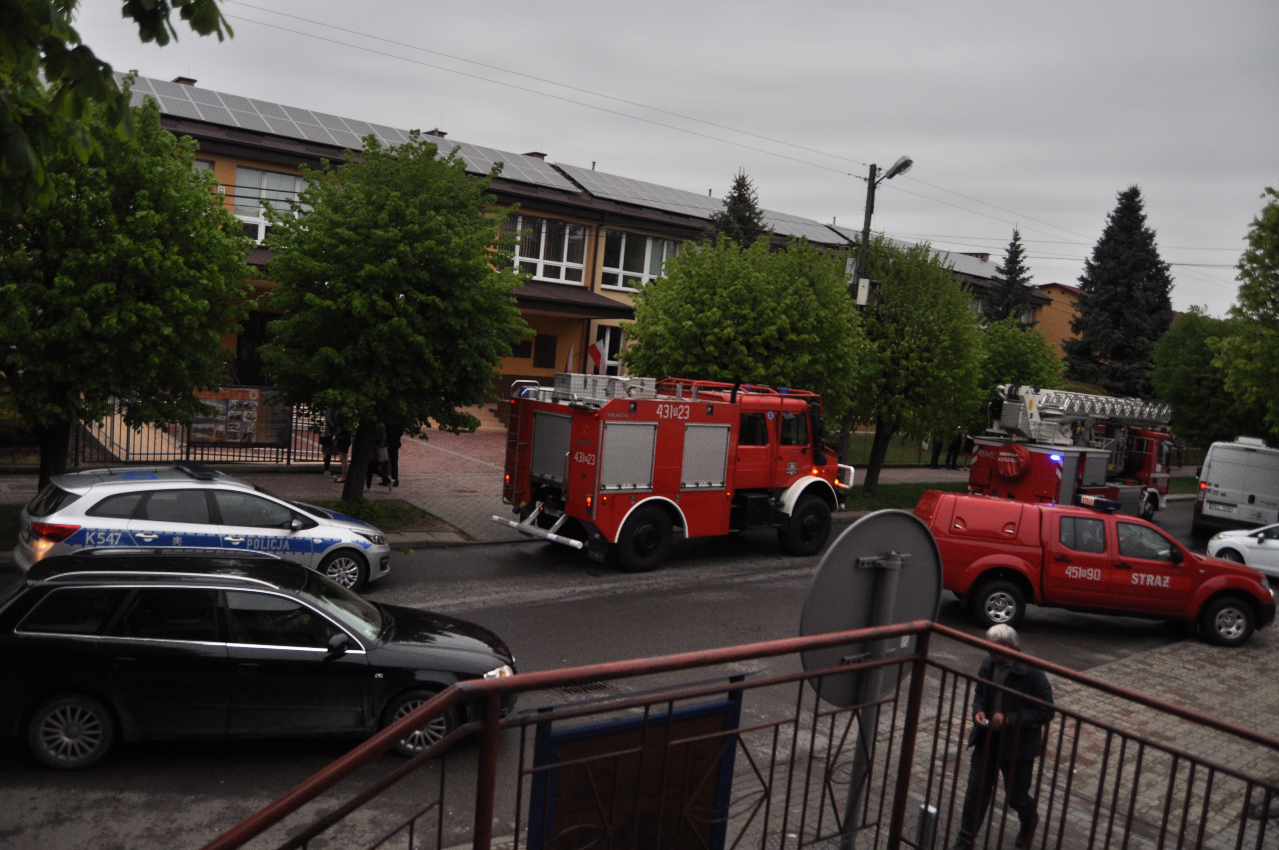 Alarm bombowy w szkole. Pirotechnicy sprawdzają budynek ZST w Kolbuszowej [ZDJĘCIA WIDEO] - Zdjęcie główne