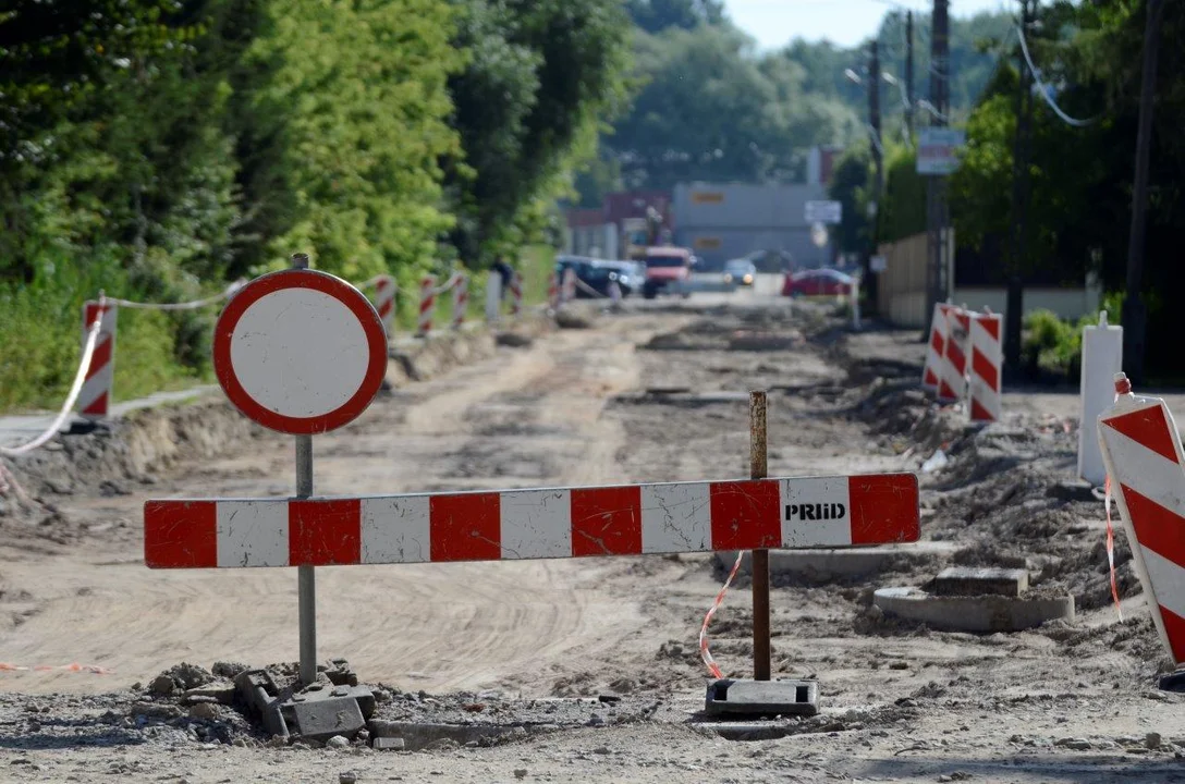 Trwa remont ul. Kolejowej w Kolbuszowej. Kilkusetmetrowy odcinek wyłączony z ruchu [ZDJĘCIA] - Zdjęcie główne