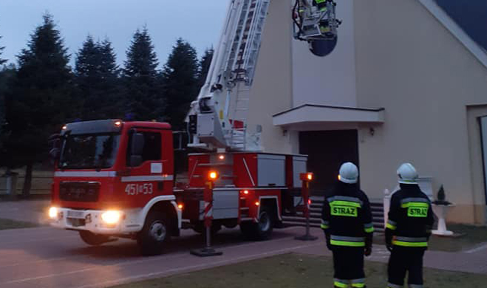 POWIAT KOLBUSZOWSKI. Strażacy wezwani pod kościół [FOTO] - Zdjęcie główne