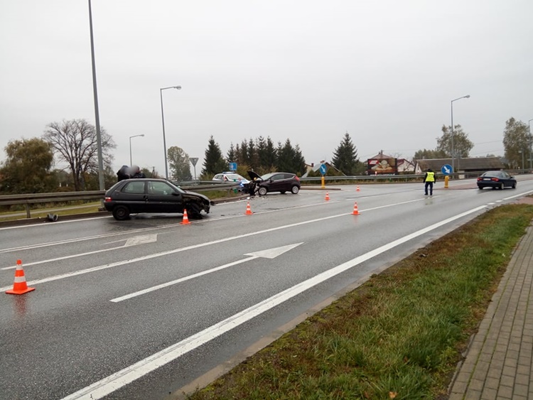 Kolizja w Widełce. Ruch wahadłowy na krajowej drodze nr 9 [ZDJECIA] - Zdjęcie główne