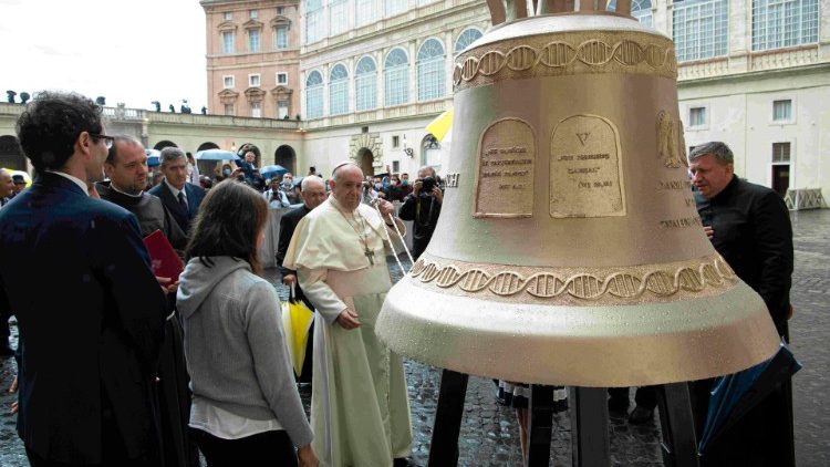 Papież Franciszek pobłogosławił dzwon, który trafi do Kolbuszowej  - Zdjęcie główne