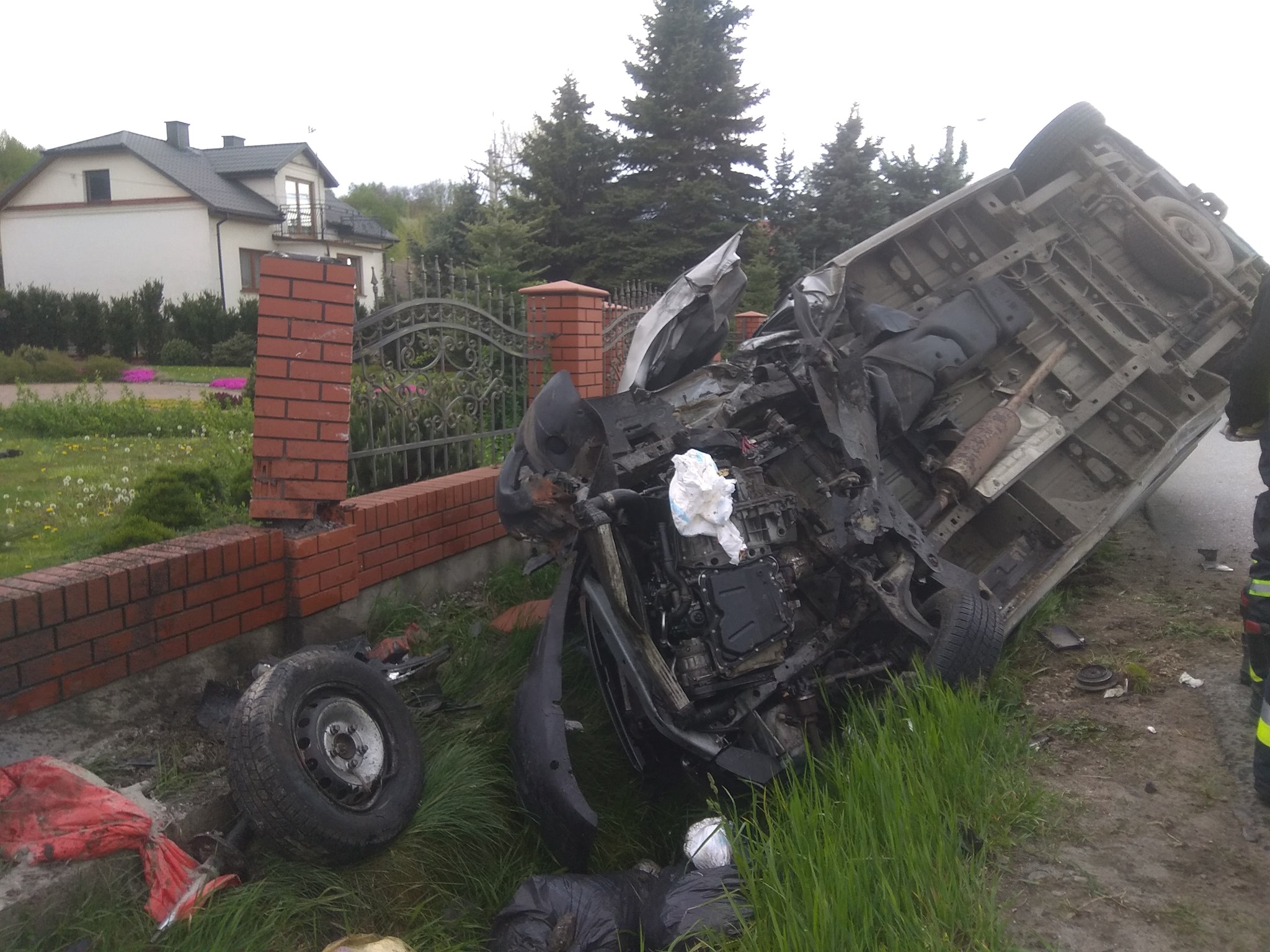 Z PODKARPACIA. Dostawczak po wypadku wylądował na dachu. Kierowca ranny [FOTO] - Zdjęcie główne