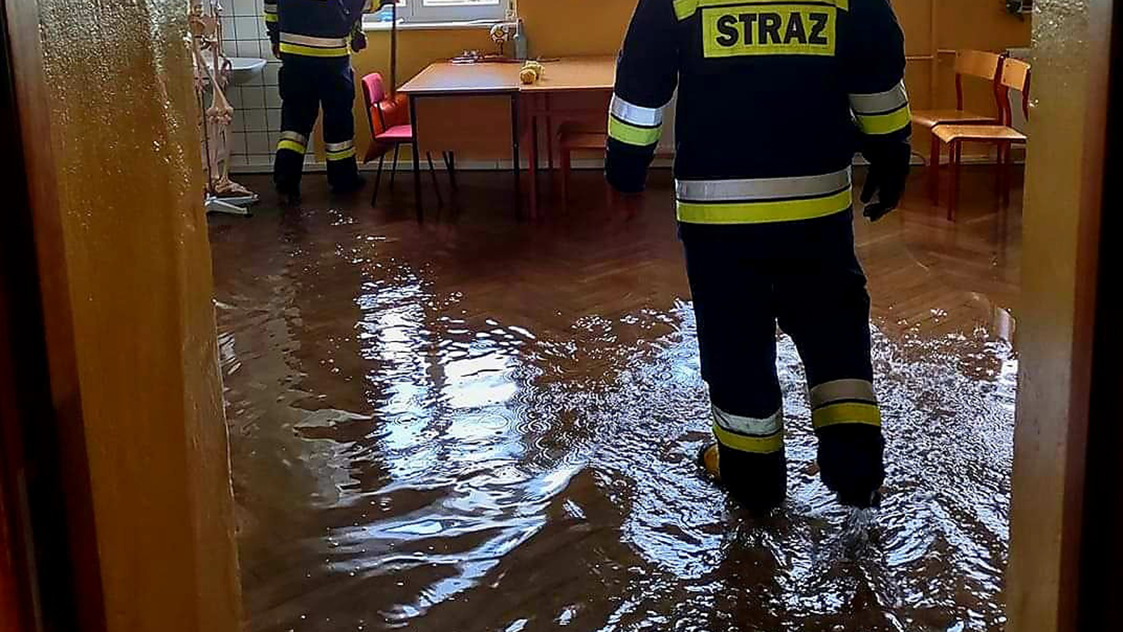 Woda w szkole w Komorowie po kostki. Co się tam wydarzyło? [ZDJĘCIA] - Zdjęcie główne