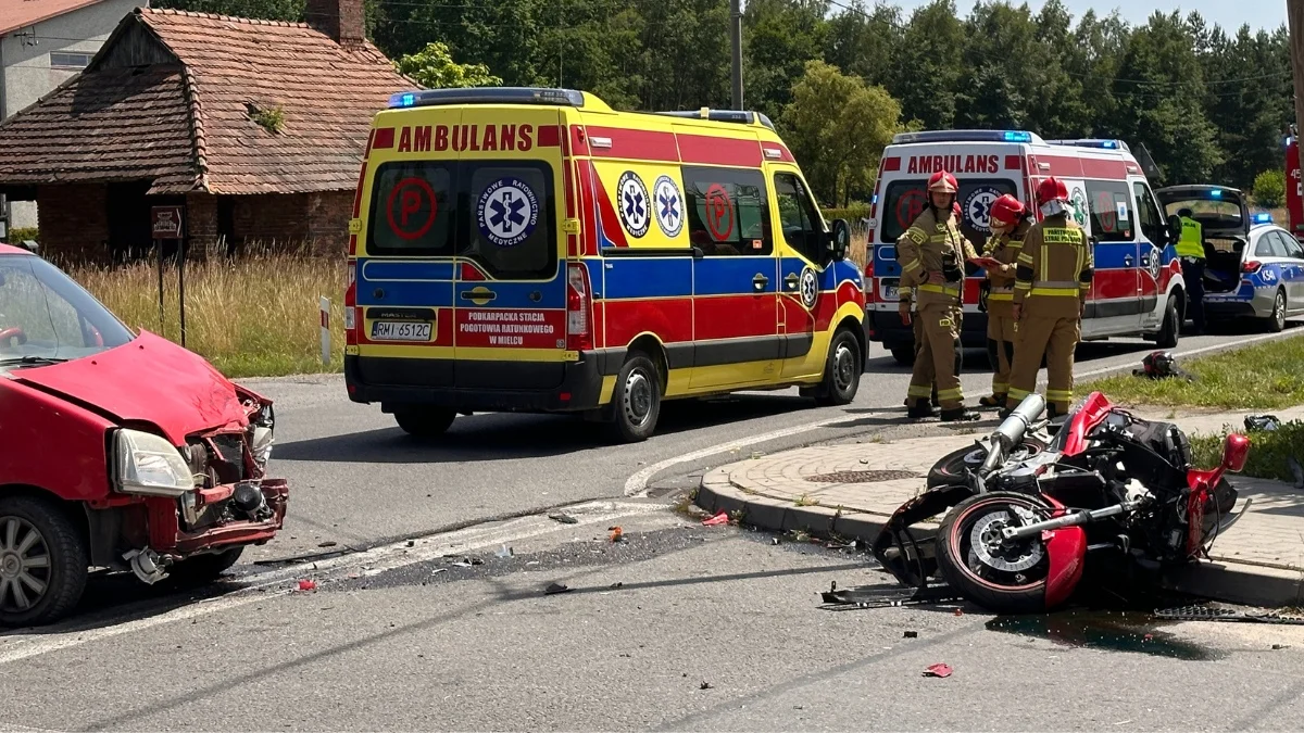 Wypadek na skrzyżowaniu w Bukowcu. Zderzenie motocykla i auta osobowego [ZDJĘCIA] - Zdjęcie główne