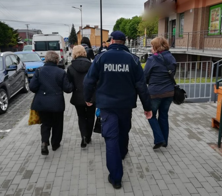 Kolbuszowa. Policjanci kontrolowali sklepy z alkoholem na ul. Janka Bytnara - Zdjęcie główne