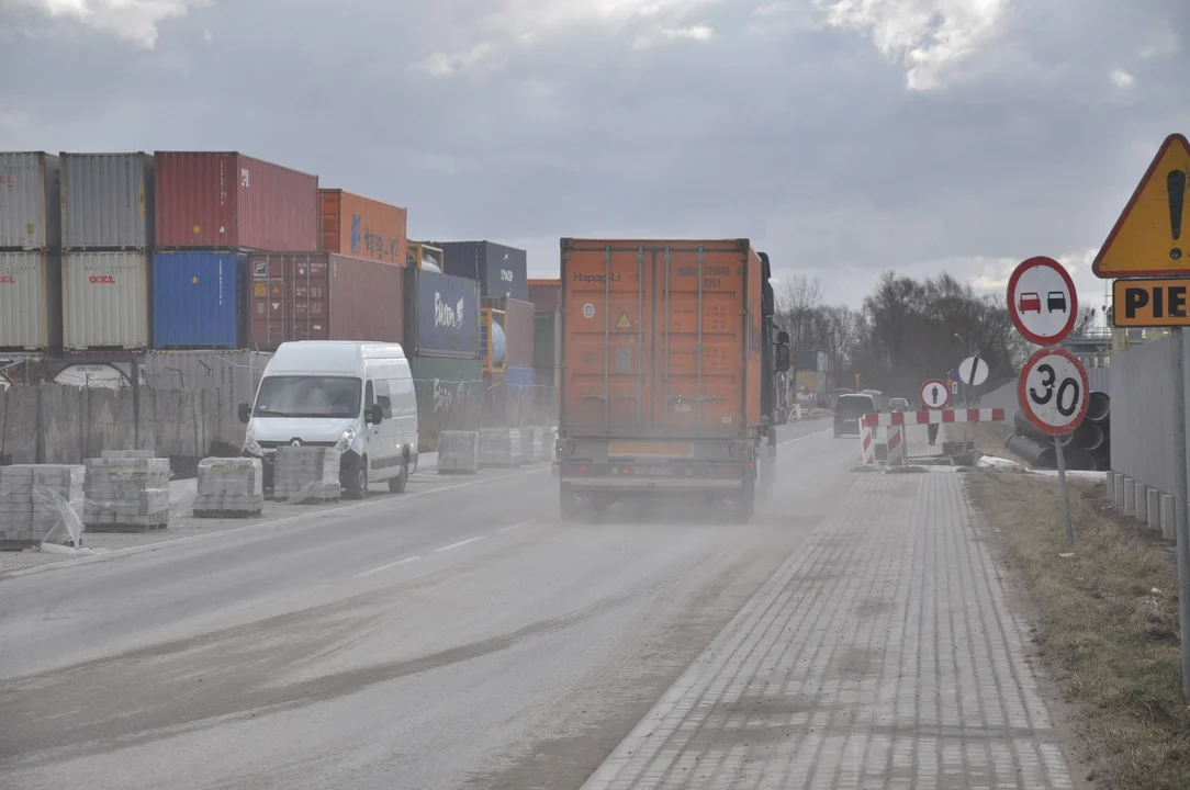 Mieszkańcy skarżą się na błoto i kurz na ulicy Ruczki. Czy kontenery znikną z Kolbuszowej? - Zdjęcie główne