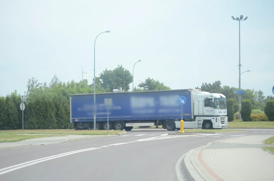 Tir blokuje rondo na ulicy Mieleckiej w Kolbuszowej. Tworzą się korki [MAPA - AKTUALIZACJA] - Zdjęcie główne