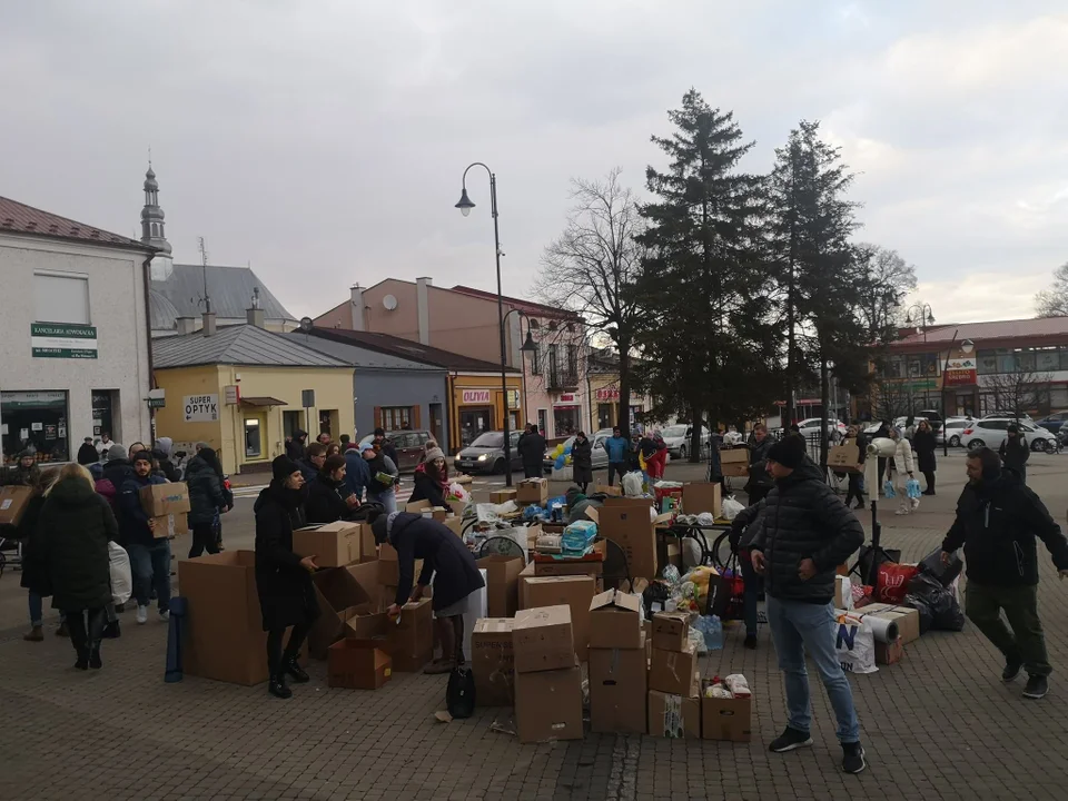 W Kolbuszowej rozpoczęła się zbiórka dla uchodźców z Ukrainy. Mieszkańcy przekazali ogromne wsparcie [ZDJĘCIA - WIDEO] - Zdjęcie główne