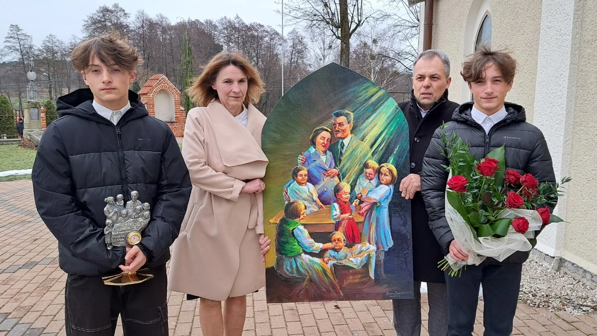 Relikwie bł. Rodziny Ulmów trafiły do sanktuarium w Ostrowach Tuszowskich. Obraz poświęcił w Watykanie papież Franciszek [ZDJĘCIA] - Zdjęcie główne