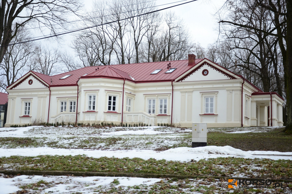 Park przy dworze zyskuje nowe oświetlenie  - Zdjęcie główne