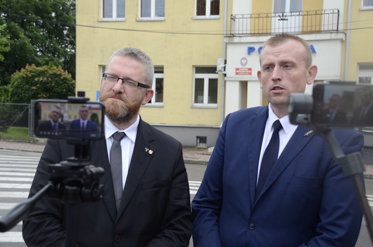 Sprawą zainteresował sie poseł Grzegorz Braun (na zdjęciu pierwszy od lewej). 