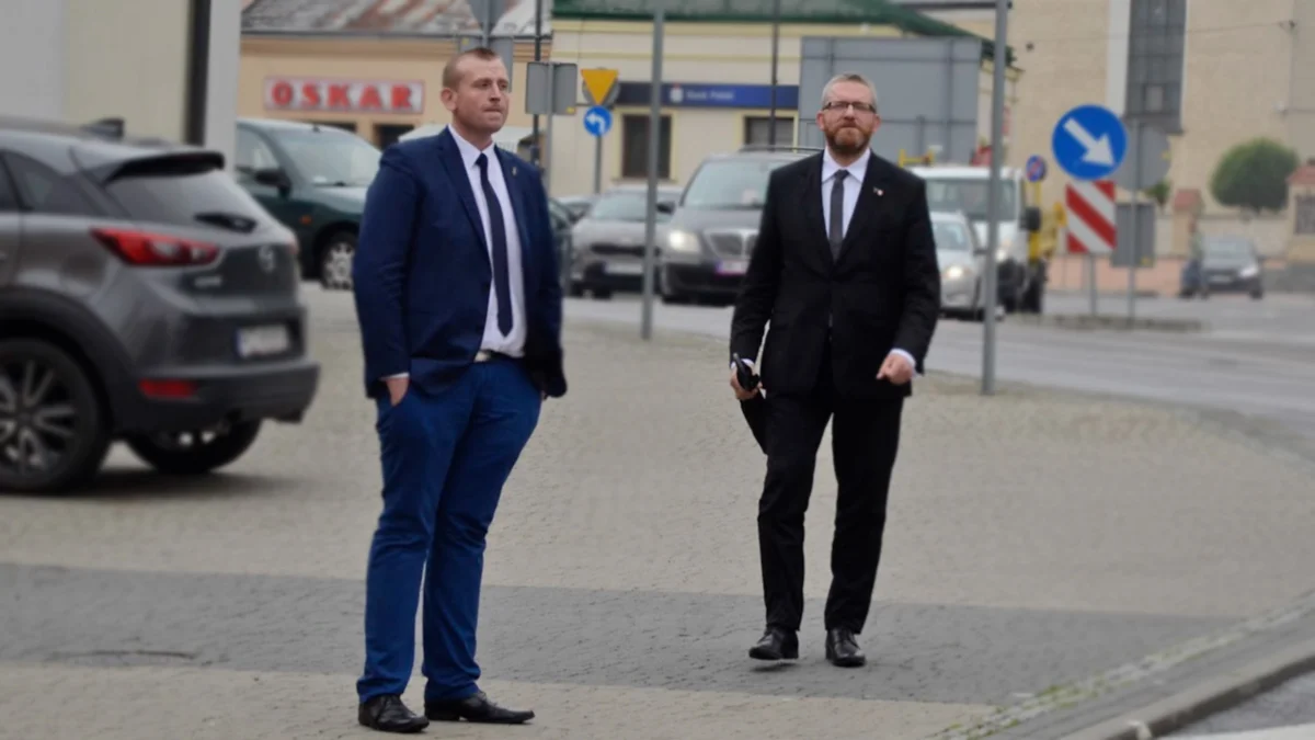 Tomasz Buczek i Grzegorz Braun zatrzaśnięci w windzie. Wezwano straż [WIDEO] - Zdjęcie główne