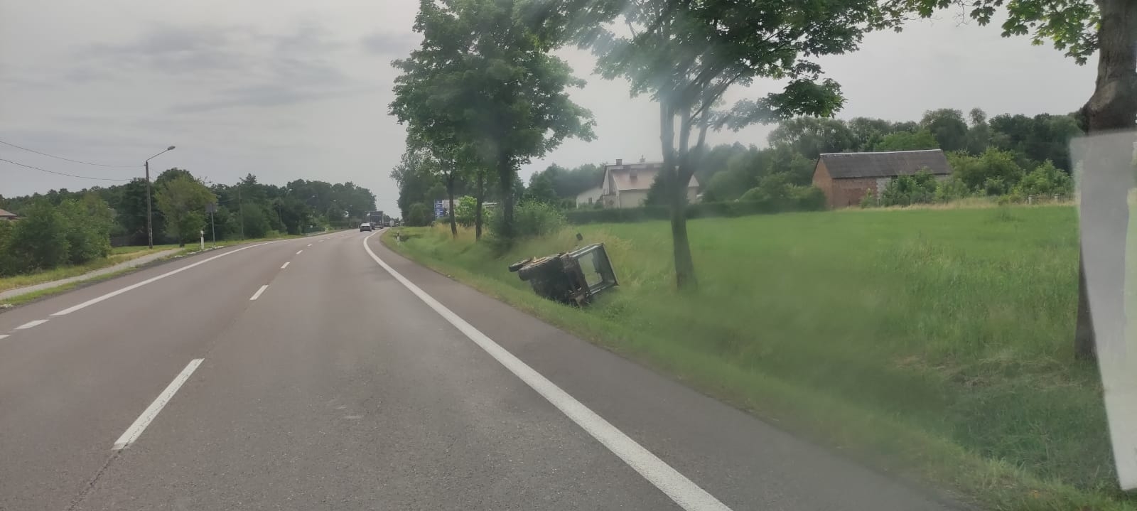 Ciągnik w rowie przy krajowej dziewiątce. Co się tam wydarzyło? [ZDJĘCIA] - Zdjęcie główne