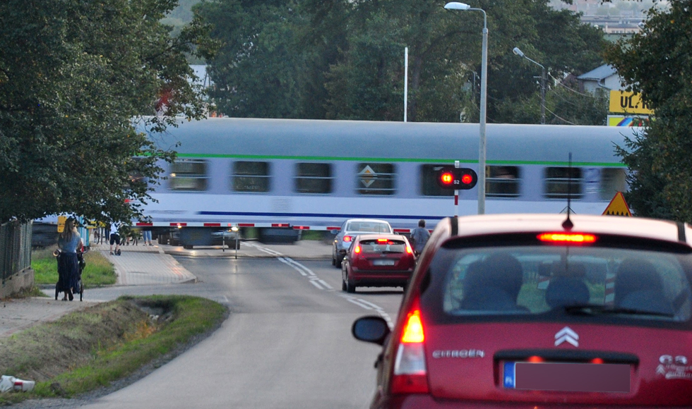 Z PODKARPACIA. Utknął na przejeździe kolejowym - pomogli mu policjanci  - Zdjęcie główne