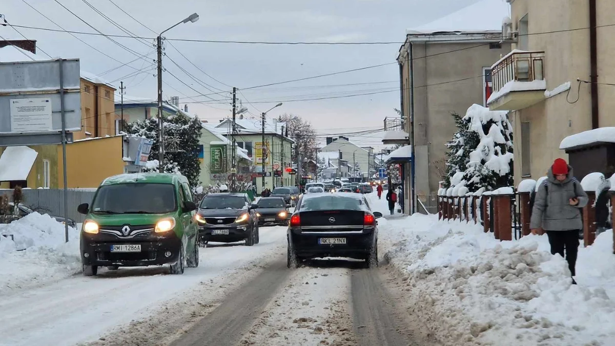 Piaskarki z pługami w górze na drogach powiatu. - Biorą kasę za coś, czego nie robią - grzmi Czytelnik. Co na to zarząd dróg? - Zdjęcie główne