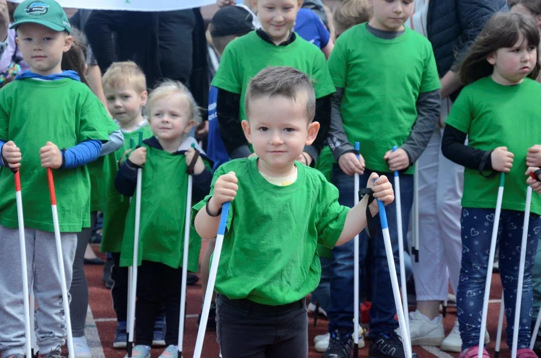 Przedszkolaki i uczniowie na Mini Nordic Walking na stadionie w Kolbuszowej [ZDJĘCIA] - Zdjęcie główne