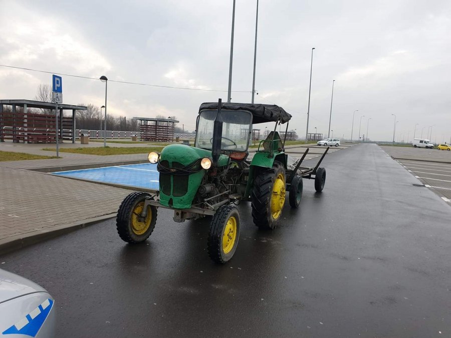 Z PODKARPACIA. Jechał traktorem po autostradzie A4  - Zdjęcie główne