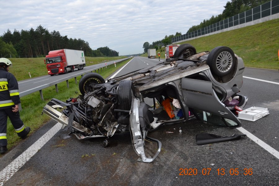 Region. Kierowca zasnął i dachował na autostradzie [FOTO] - Zdjęcie główne