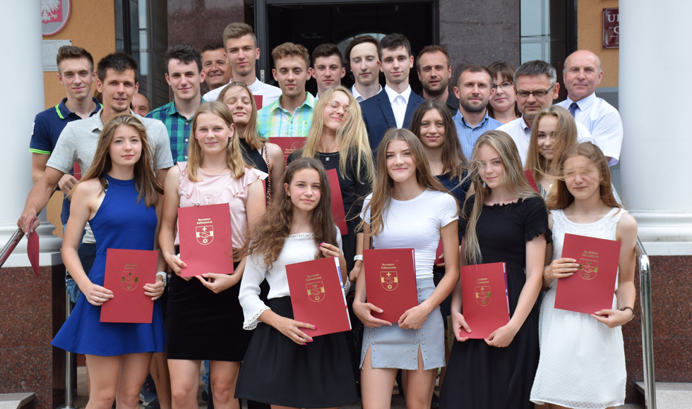 Gmina Kolbuszowa. 21 młodych sportowców otrzymało nagrody sportowe od burmistrza Kolbuszowej - Zdjęcie główne