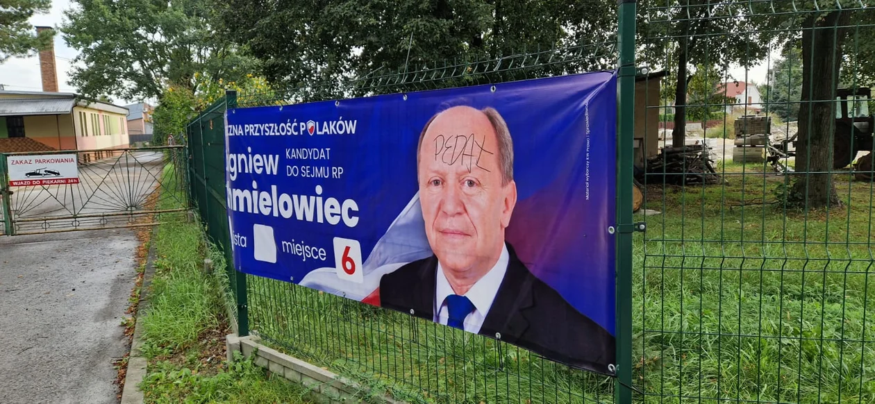 Zniszczono kilkanaście plakatów wyborczych kandydata PiS Zbigniewa Chmielowca. Sprawą zajęła się policja - Zdjęcie główne