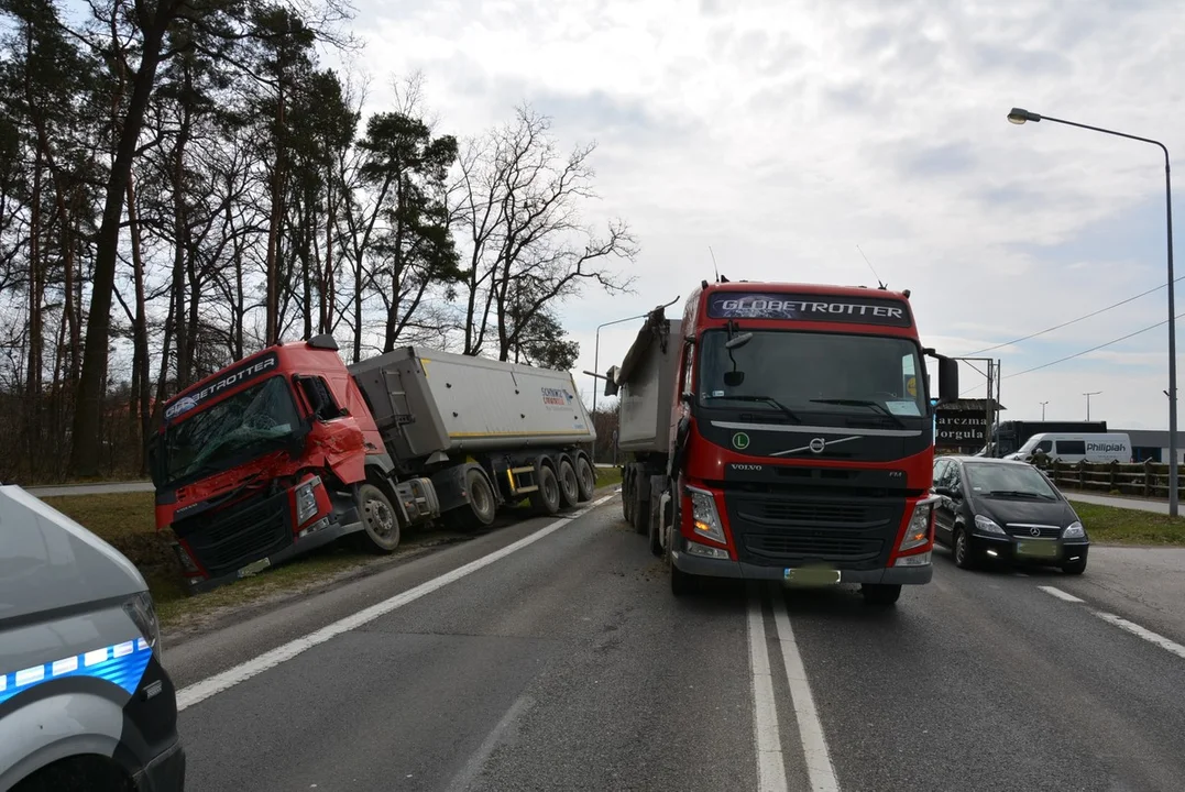 Zderzenie ciężarówek i busa w Nowej Dębie. Utrudnienia na drodze krajowej nr 9 [ZDJĘCIA - MAPA - AKTUALIZACJA] - Zdjęcie główne