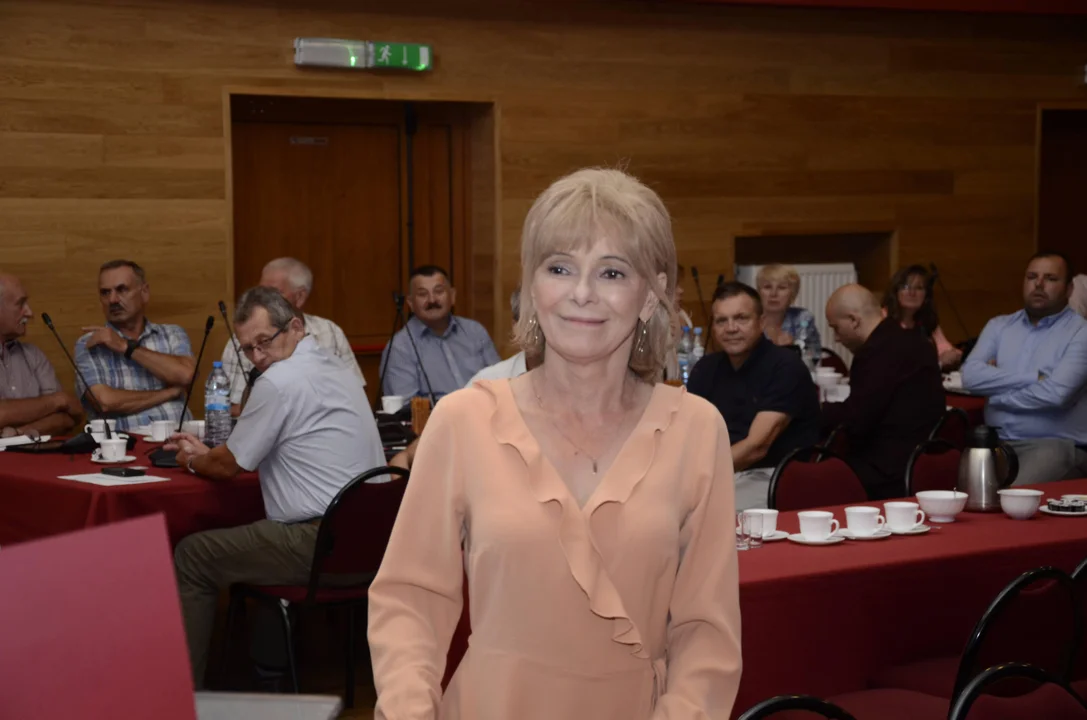 Aneta Konefał, dyrektor Publicznego Przedszkola nr 1 w Kolbuszowej, Beata Stefanek, dyrektor Publicznego Przedszkola nr 2 w Kolbuszowej i Renata Draus, dyrektor Przedszkola Publicznego nr 3 w Kolbuszowej napisały pismo do Pawła Michno, przewodniczącego komisji oświaty, informując o swoich odczuciach co do połączenia trzech placówek w jedno. 