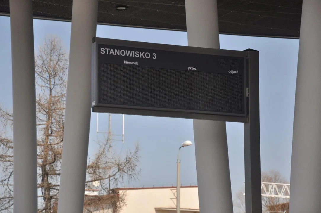 Przy nowoczesnym centrum przesiadkowym dobiegają końca ostatnie prace i testowanie nowych funkcji dworca.