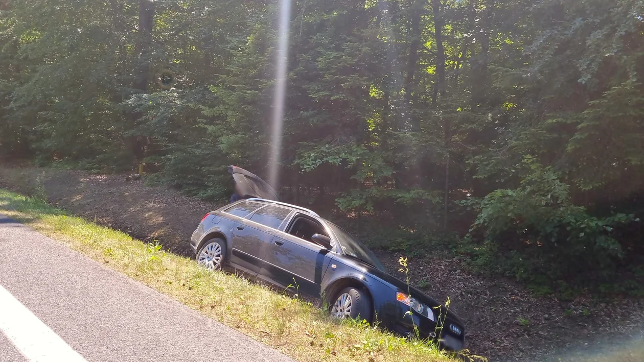 Samochód w rowie na trasie Kolbuszowa - Rzeszów w Głogowie Małopolskim - Zdjęcie główne